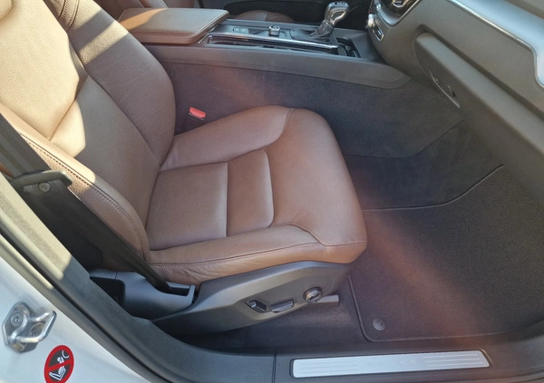 Volvo XC 60 cena 138900 przebieg: 125712, rok produkcji 2018 z Pionki małe 436